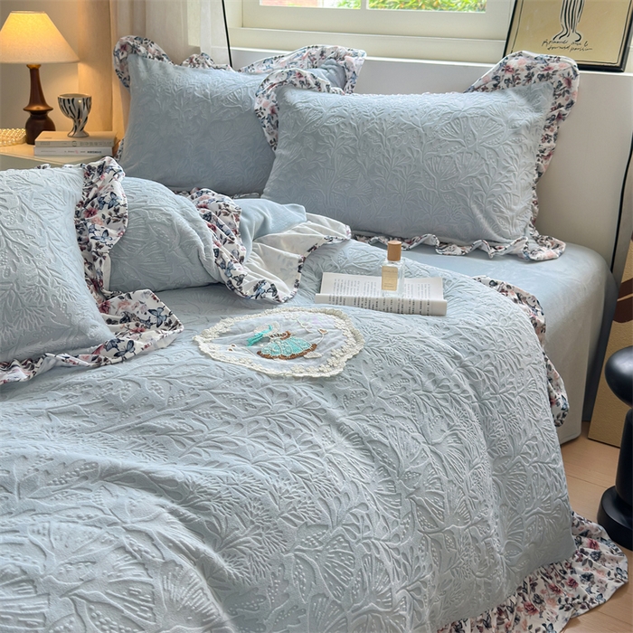 91家纺网 家纺一手货源 找家纺 乐居家纺 2025新款蝴蝶花边款剪花提花牛奶绒四件套（含买家秀和质检报告） 蝴蝶花边款-幸运叶-蓝