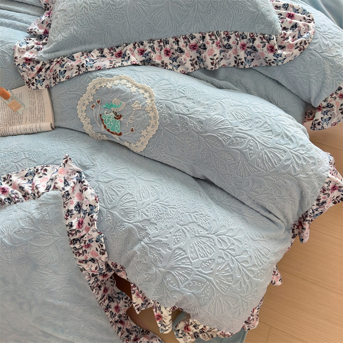 91家纺网 家纺一手货源 找家纺 乐居家纺 2025新款蝴蝶花边款剪花提花牛奶绒四件套（含买家秀和质检报告） 蝴蝶花边款-幸运叶-蓝