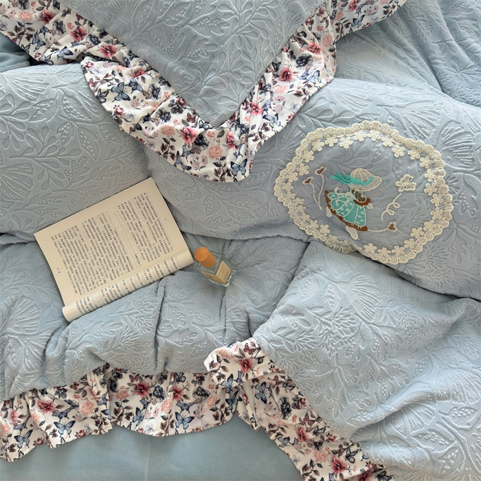 91家纺网 家纺一手货源 找家纺 乐居家纺 2025新款蝴蝶花边款剪花提花牛奶绒四件套（含买家秀和质检报告） 蝴蝶花边款-幸运叶-蓝
