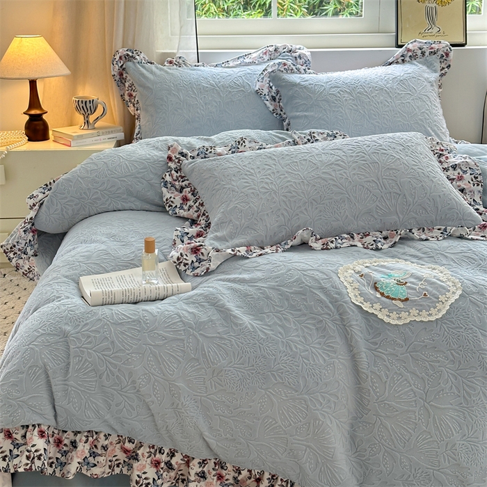 91家纺网 家纺一手货源 找家纺 乐居家纺 2025新款蝴蝶花边款剪花提花牛奶绒四件套（含买家秀和质检报告） 蝴蝶花边款-幸运叶-蓝