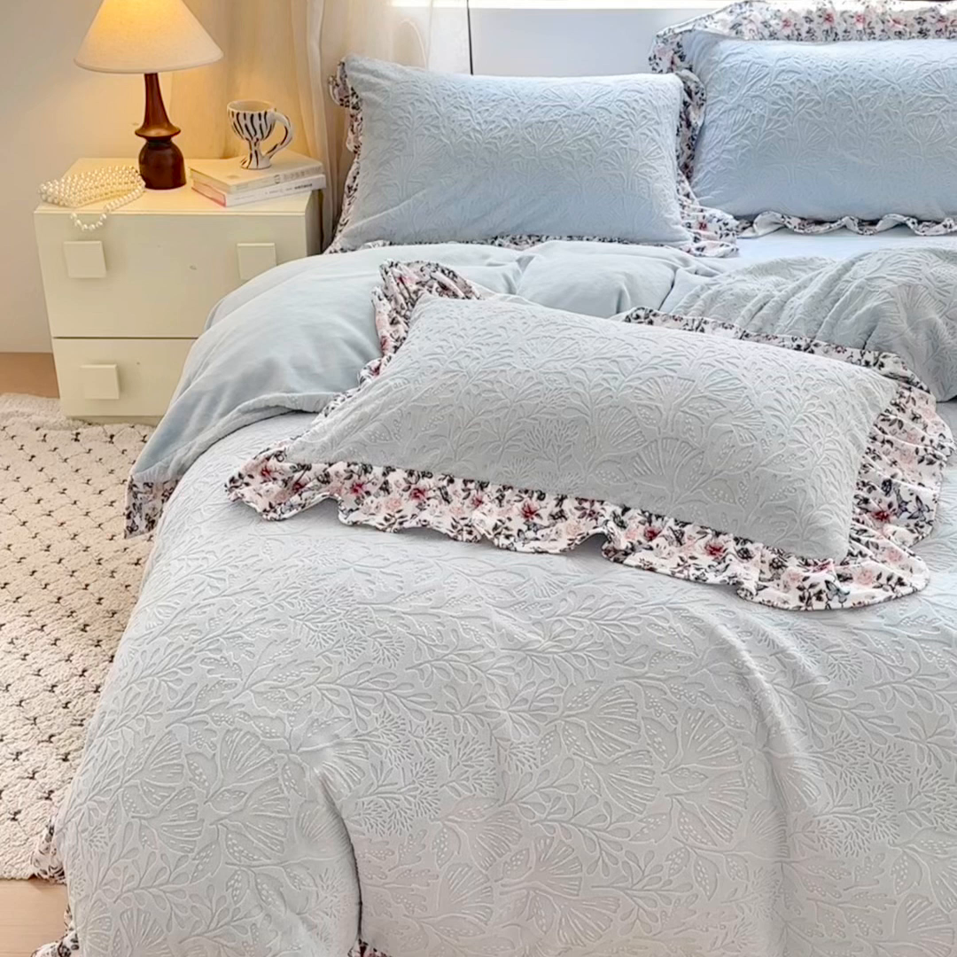 91家纺网 家纺一手货源 找家纺 乐居家纺 2025新款蝴蝶花边款剪花提花牛奶绒四件套（含买家秀和质检报告） 蝴蝶花边款-幸运叶-蓝