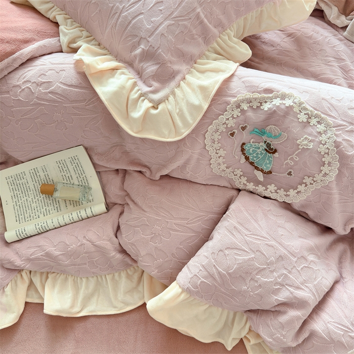 91家纺网 家纺一手货源 找家纺 乐居家纺 2025新款蝴蝶花边款剪花提花牛奶绒四件套（含买家秀和质检报告） 花边款-一路生花-粉