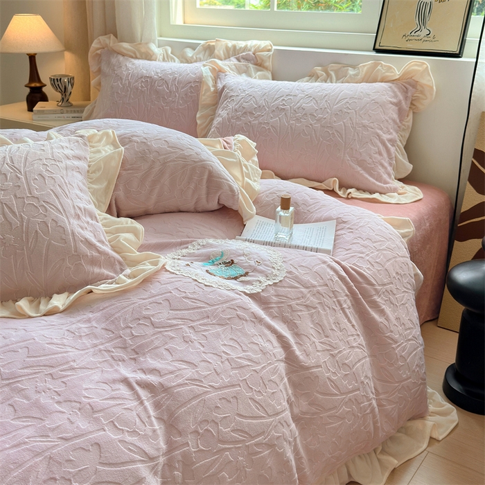 91家纺网 家纺一手货源 找家纺 乐居家纺 2025新款蝴蝶花边款剪花提花牛奶绒四件套（含买家秀和质检报告） 花边款-一路生花-粉