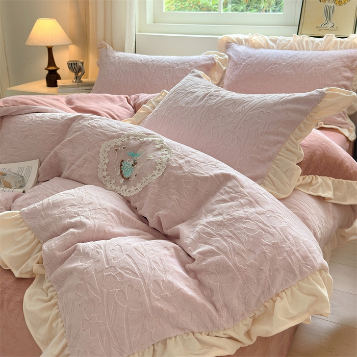 91家纺网 家纺一手货源 找家纺 乐居家纺 2025新款蝴蝶花边款剪花提花牛奶绒四件套（含买家秀和质检报告） 花边款-一路生花-粉