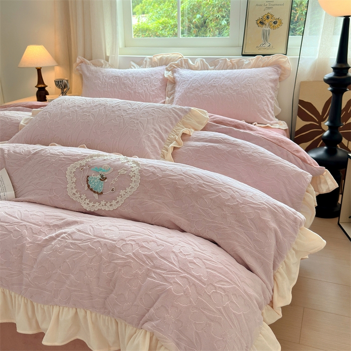 91家纺网 家纺一手货源 找家纺 乐居家纺 2025新款蝴蝶花边款剪花提花牛奶绒四件套（含买家秀和质检报告） 花边款-一路生花-粉