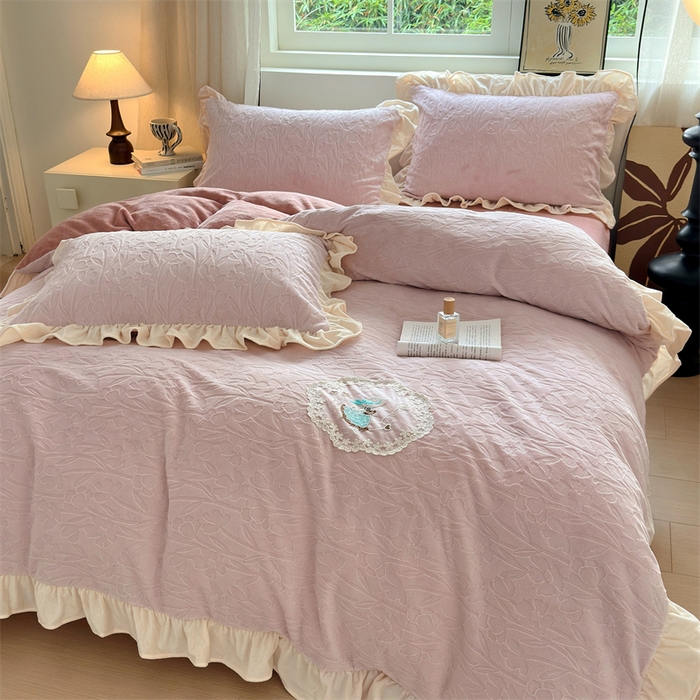 91家纺网 家纺一手货源 找家纺 乐居家纺 2025新款蝴蝶花边款剪花提花牛奶绒四件套（含买家秀和质检报告） 花边款-一路生花-粉