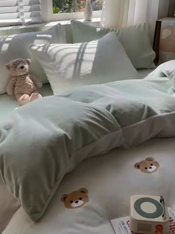 91家纺网 家纺一手货源 找家纺 仔仔熊 2025新款牛奶绒刺绣被套单被套被套单件 甜梦小熊-绿