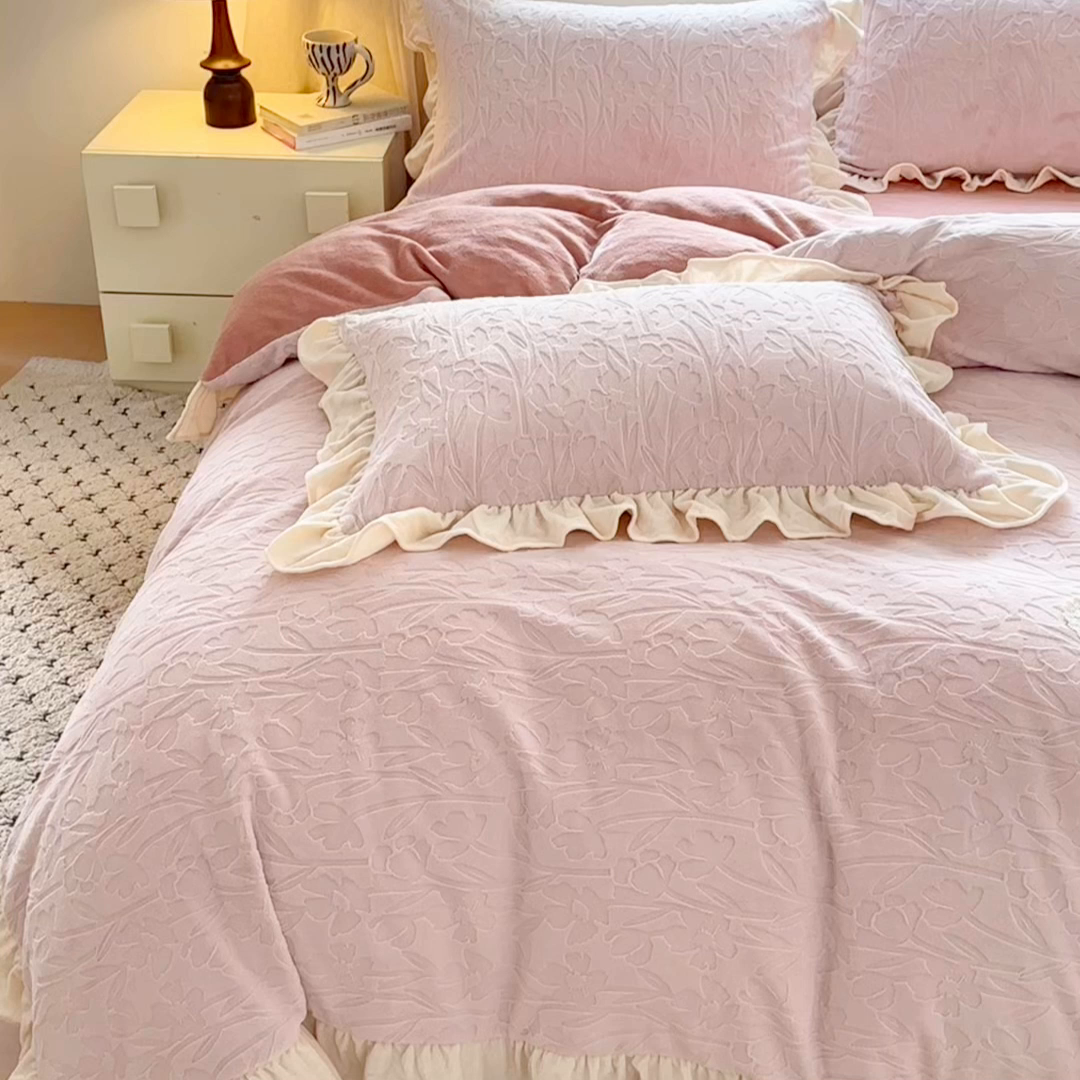 91家纺网 家纺一手货源 找家纺 乐居家纺 2025新款蝴蝶花边款剪花提花牛奶绒四件套（含买家秀和质检报告） 花边款-一路生花-粉