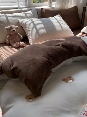 91家纺网 家纺一手货源 找家纺 仔仔熊 2025新款牛奶绒刺绣被套单被套被套单件 甜梦小熊-咖