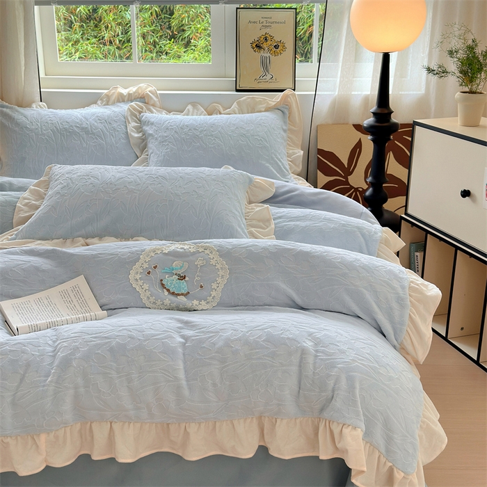 91家纺网 家纺一手货源 找家纺 乐居家纺 2025新款蝴蝶花边款剪花提花牛奶绒四件套（含买家秀和质检报告） 花边款-一路生花-蓝