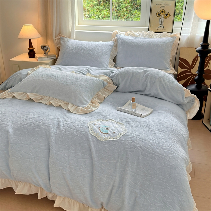 91家纺网 家纺一手货源 找家纺 乐居家纺 2025新款蝴蝶花边款剪花提花牛奶绒四件套（含买家秀和质检报告） 花边款-一路生花-蓝