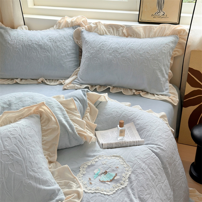 91家纺网 家纺一手货源 找家纺 乐居家纺 2025新款蝴蝶花边款剪花提花牛奶绒四件套（含买家秀和质检报告） 花边款-一路生花-蓝