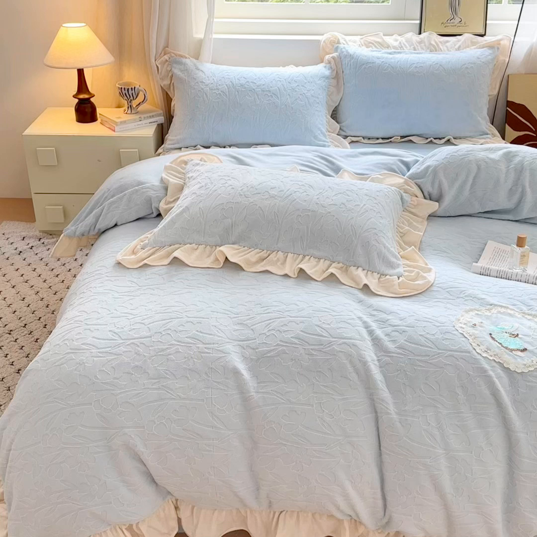 91家纺网 家纺一手货源 找家纺 乐居家纺 2025新款蝴蝶花边款剪花提花牛奶绒四件套（含买家秀和质检报告） 花边款-一路生花-蓝