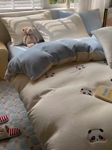 91家纺网 家纺一手货源 找家纺 仔仔熊 2025新款牛奶绒刺绣被套单被套被套单件 粉颊熊猫梦-蓝