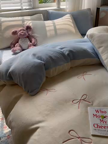 91家纺网 家纺一手货源 找家纺 仔仔熊 2025新款牛奶绒刺绣被套单被套被套单件 奶糖蝴蝶结-蓝