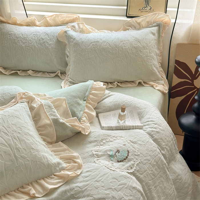 91家纺网 家纺一手货源 找家纺 乐居家纺 2025新款蝴蝶花边款剪花提花牛奶绒四件套（含买家秀和质检报告） 花边款-一路生花-绿