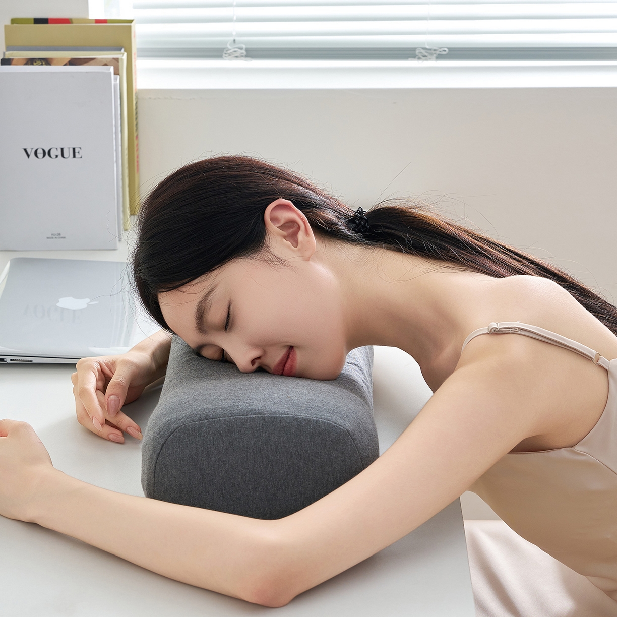 91家纺网 家纺一手货源 找家纺 鼎盛乳胶 2025新款彩棉乳胶午睡枕便携枕 彩棉深灰