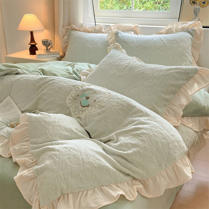 91家纺网 家纺一手货源 找家纺 乐居家纺 2025新款蝴蝶花边款剪花提花牛奶绒四件套（含买家秀和质检报告） 花边款-一路生花-绿