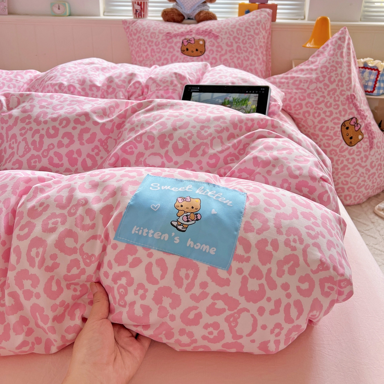 91家纺网 家纺一手货源 找家纺 （总）童颜 2025新款超柔水洗双层纱豹纹贴布绣印花四件套