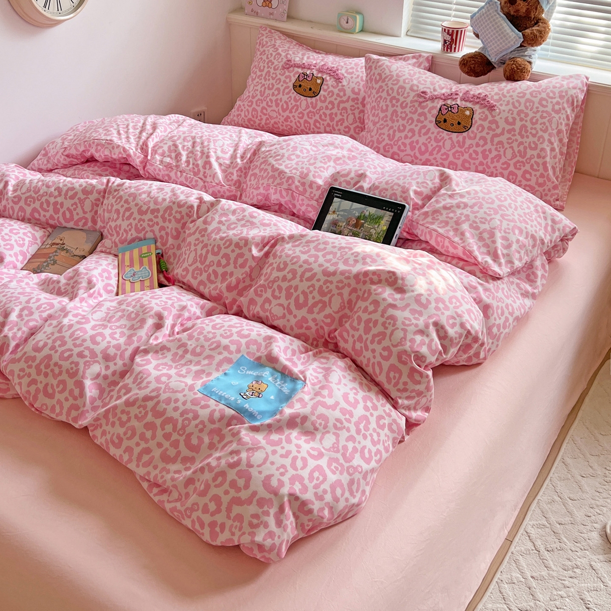 91家纺网 家纺一手货源 找家纺 （总）童颜 2025新款超柔水洗双层纱豹纹贴布绣印花四件套