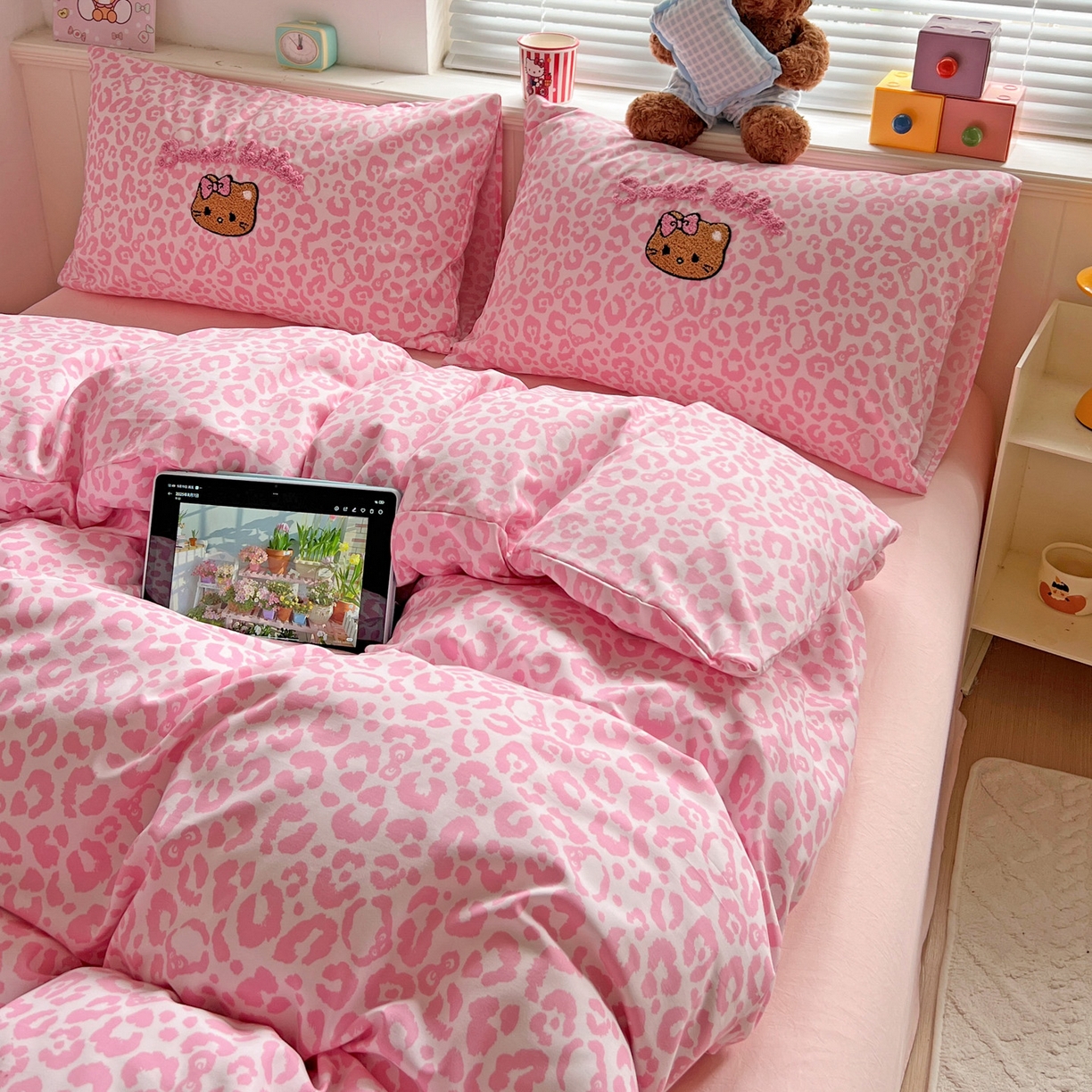 91家纺网 家纺一手货源 找家纺 （总）童颜 2025新款超柔水洗双层纱豹纹贴布绣印花四件套