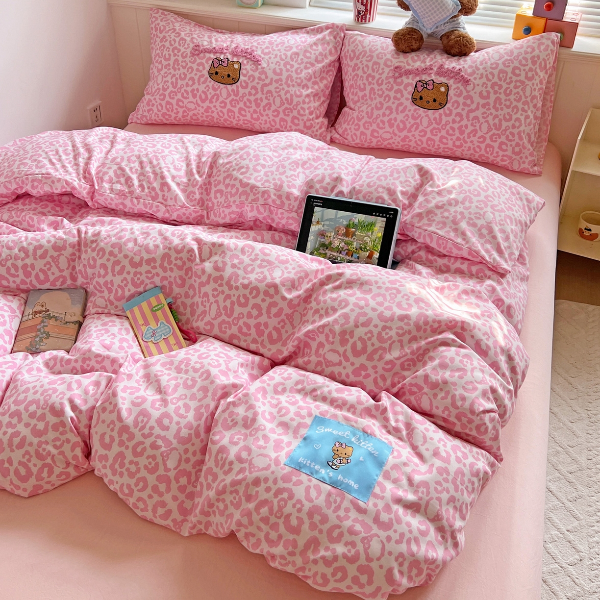 91家纺网 家纺一手货源 找家纺 （总）童颜 2025新款超柔水洗双层纱豹纹贴布绣印花四件套