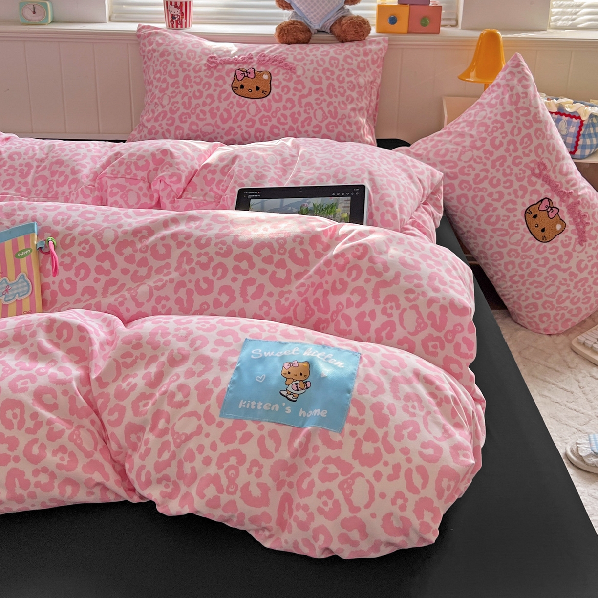 91家纺网 家纺一手货源 找家纺 童颜 2025新款超柔水洗双层纱豹纹贴布绣印花四件套 豹纹猫咪粉+酷黑