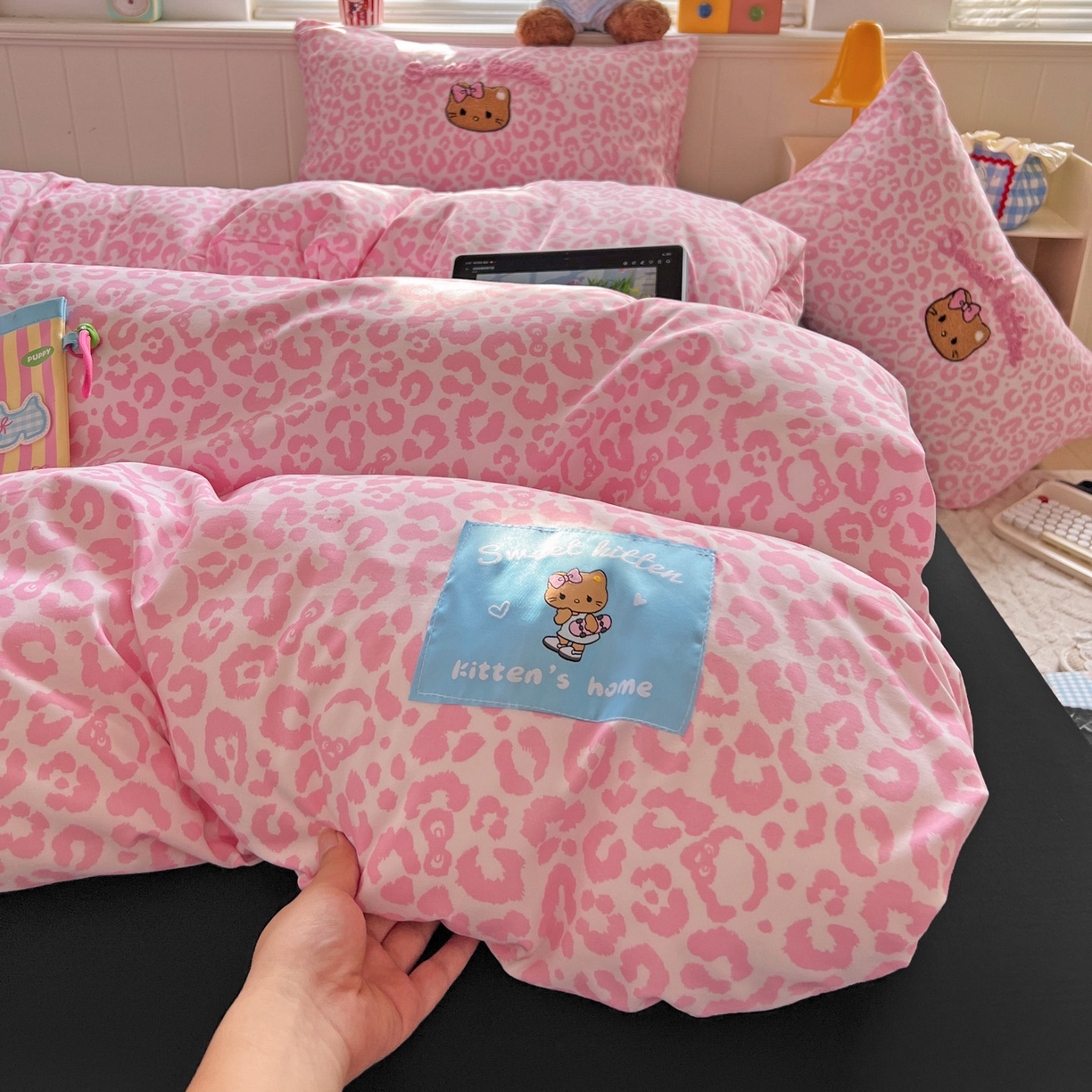 91家纺网 家纺一手货源 找家纺 童颜 2025新款超柔水洗双层纱豹纹贴布绣印花四件套 豹纹猫咪粉+酷黑