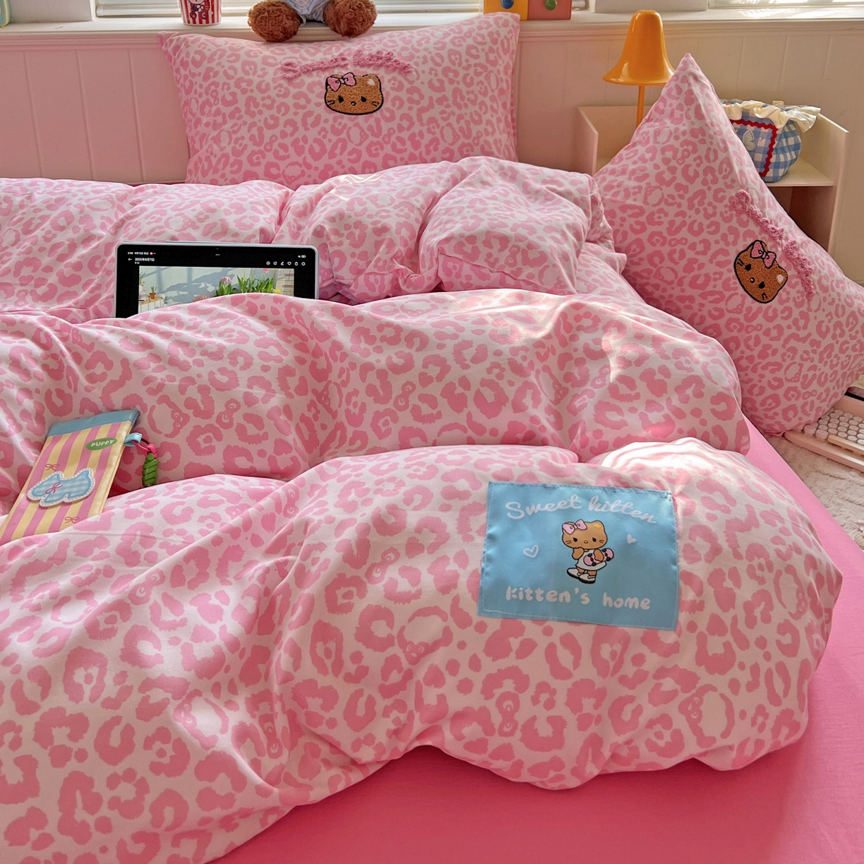 91家纺网 家纺一手货源 找家纺 童颜 2025新款超柔水洗双层纱豹纹贴布绣印花四件套 豹纹猫咪粉+玫红