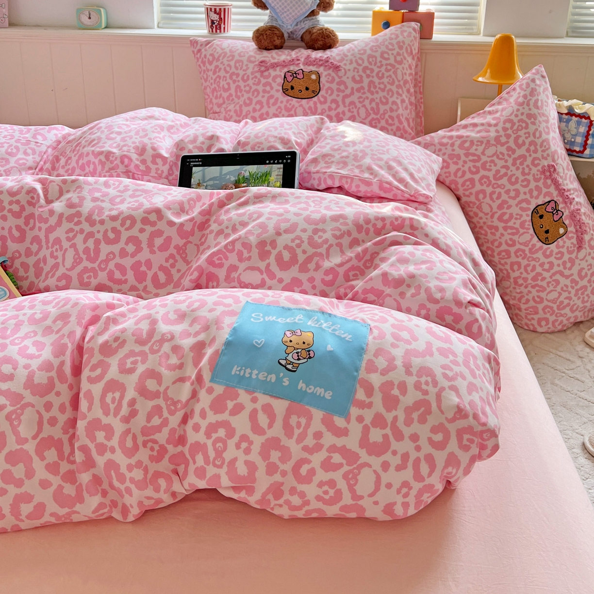 91家纺网 家纺一手货源 找家纺 童颜 2025新款超柔水洗双层纱豹纹贴布绣印花四件套 豹纹猫咪粉