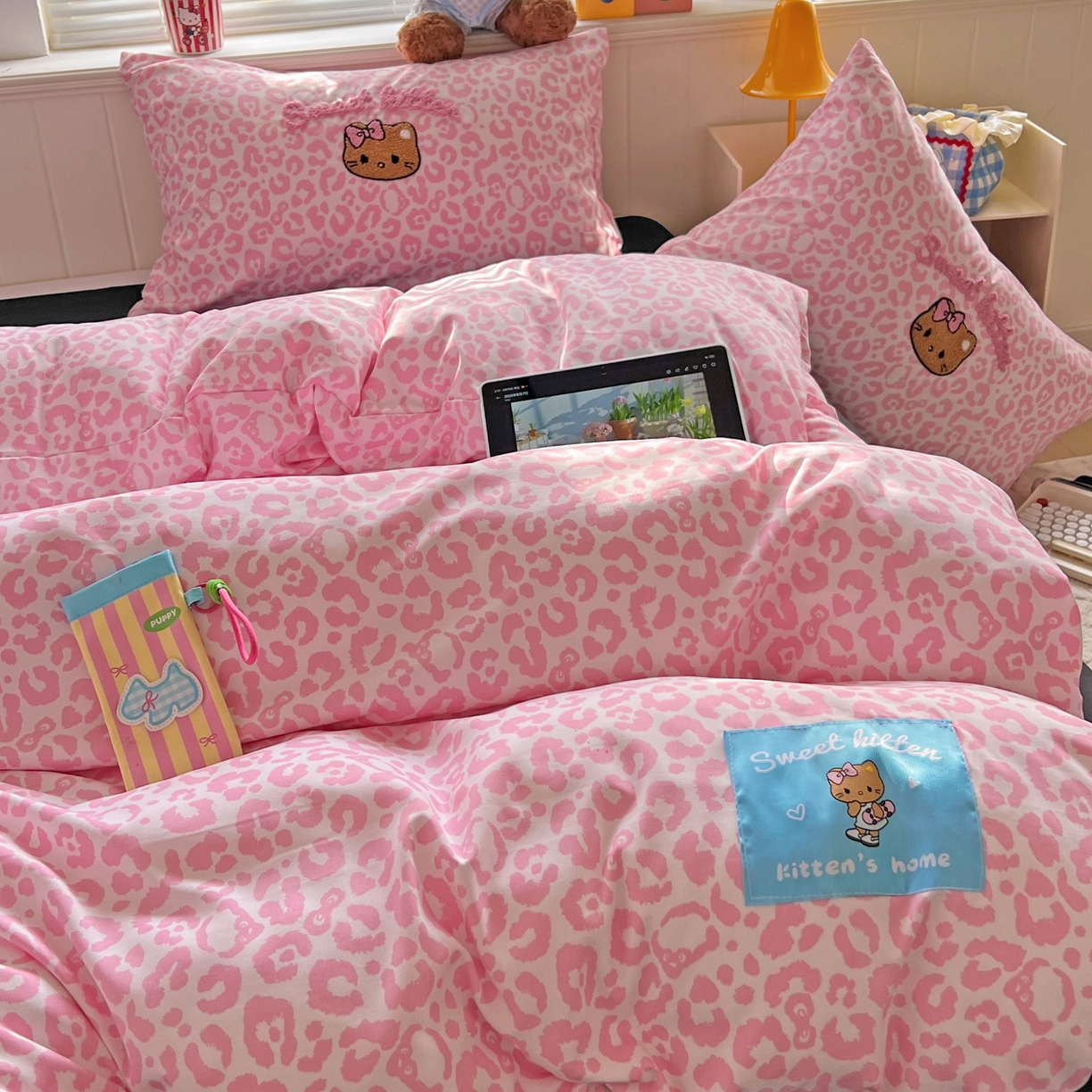 91家纺网 家纺一手货源 找家纺 童颜 2025新款超柔水洗双层纱豹纹贴布绣印花四件套 豹纹猫咪粉+酷黑