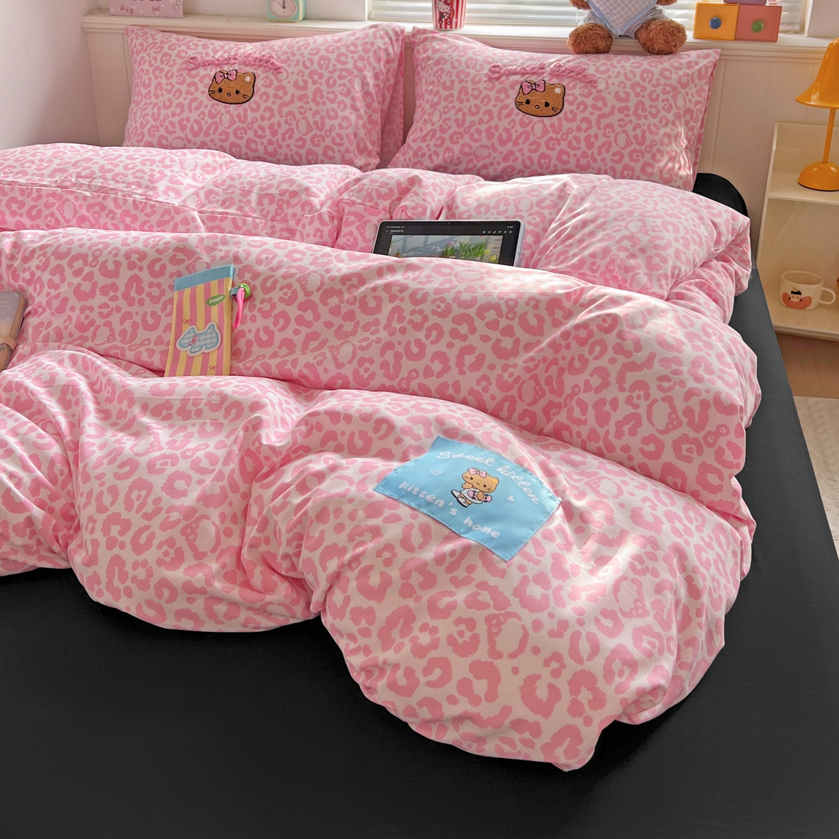 91家纺网 家纺一手货源 找家纺 童颜 2025新款超柔水洗双层纱豹纹贴布绣印花四件套 豹纹猫咪粉+酷黑