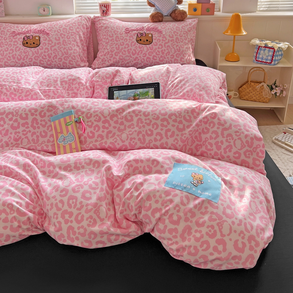 91家纺网 家纺一手货源 找家纺 童颜 2025新款超柔水洗双层纱豹纹贴布绣印花四件套 豹纹猫咪粉+酷黑