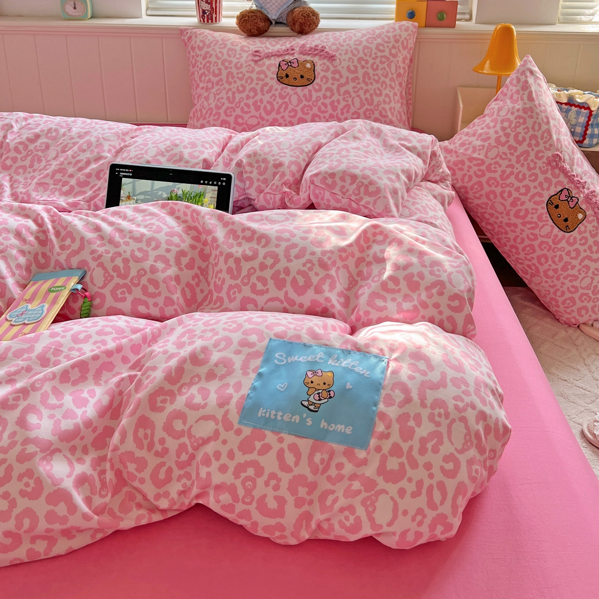 91家纺网 家纺一手货源 找家纺 童颜 2025新款超柔水洗双层纱豹纹贴布绣印花四件套 豹纹猫咪粉+玫红