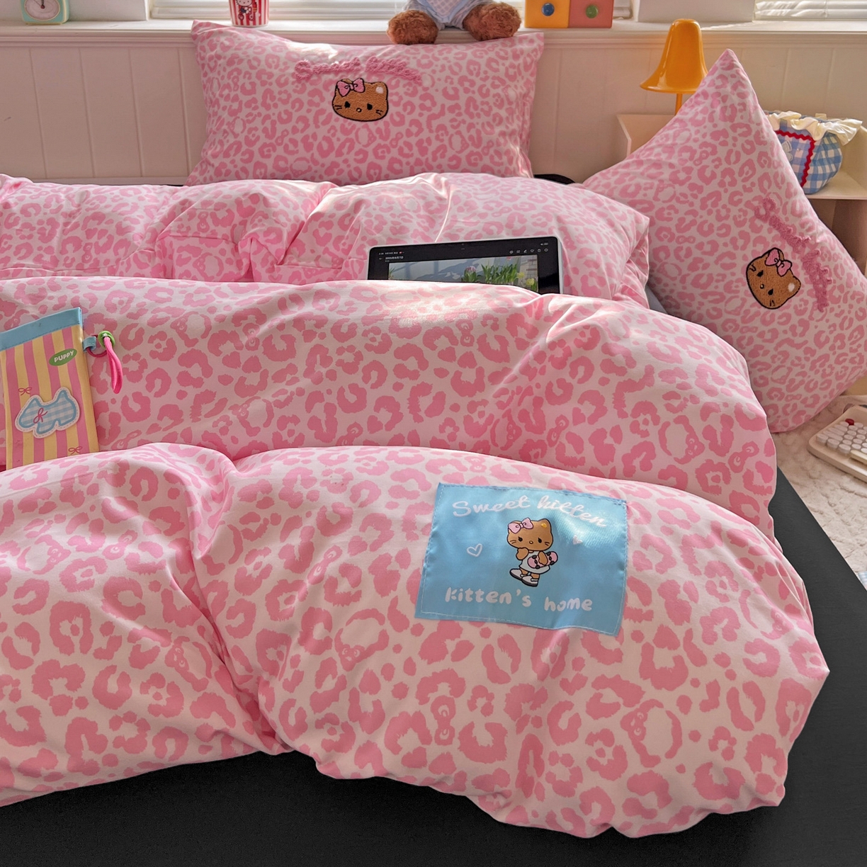 91家纺网 家纺一手货源 找家纺 童颜 2025新款超柔水洗双层纱豹纹贴布绣印花四件套 豹纹猫咪粉+酷黑