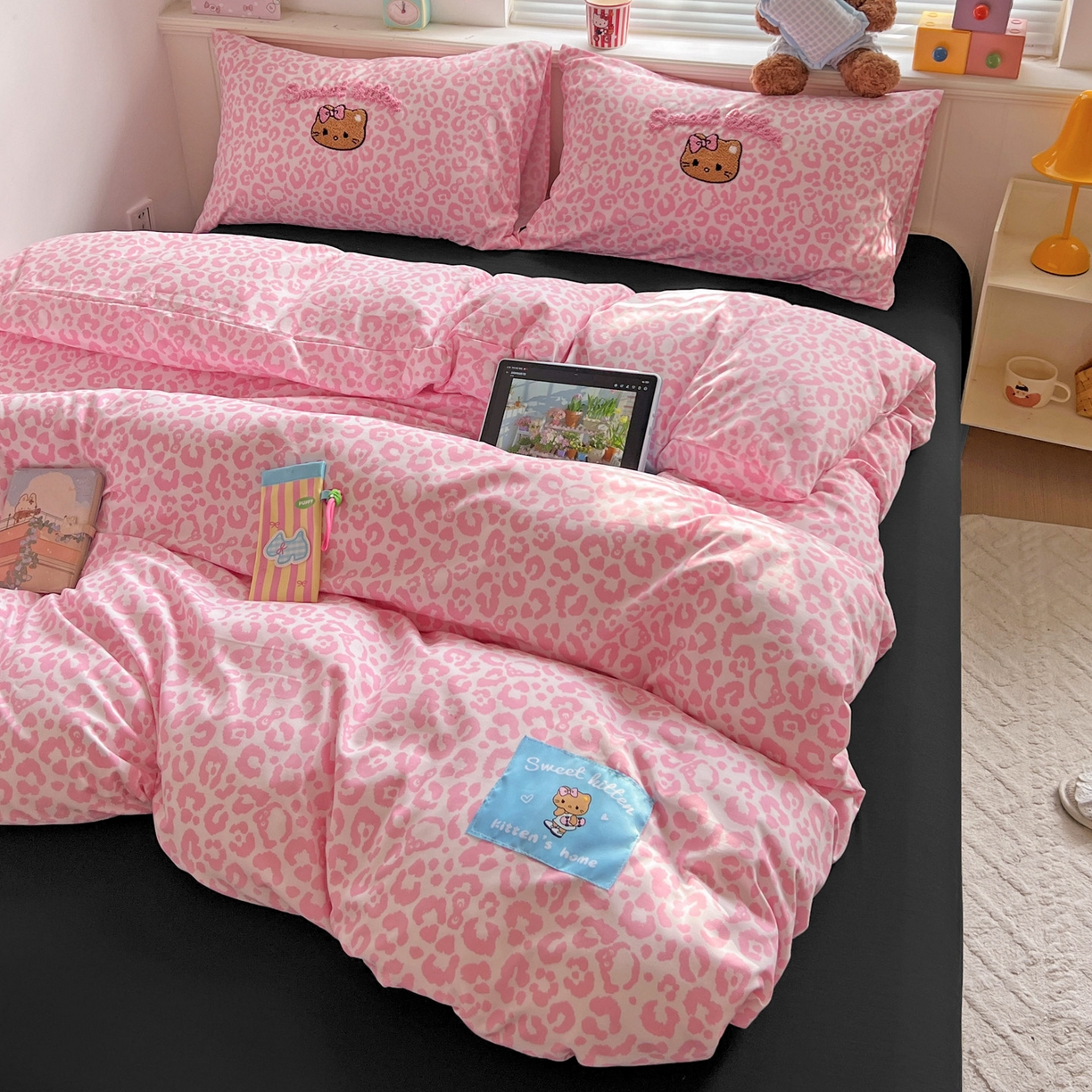 91家纺网 家纺一手货源 找家纺 童颜 2025新款超柔水洗双层纱豹纹贴布绣印花四件套 豹纹猫咪粉+酷黑