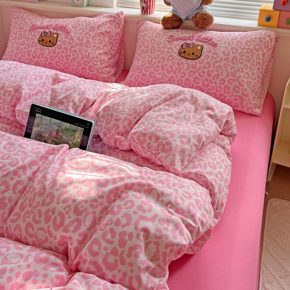 91家纺网 家纺一手货源 找家纺 童颜 2025新款超柔水洗双层纱豹纹贴布绣印花四件套 豹纹猫咪粉+玫红