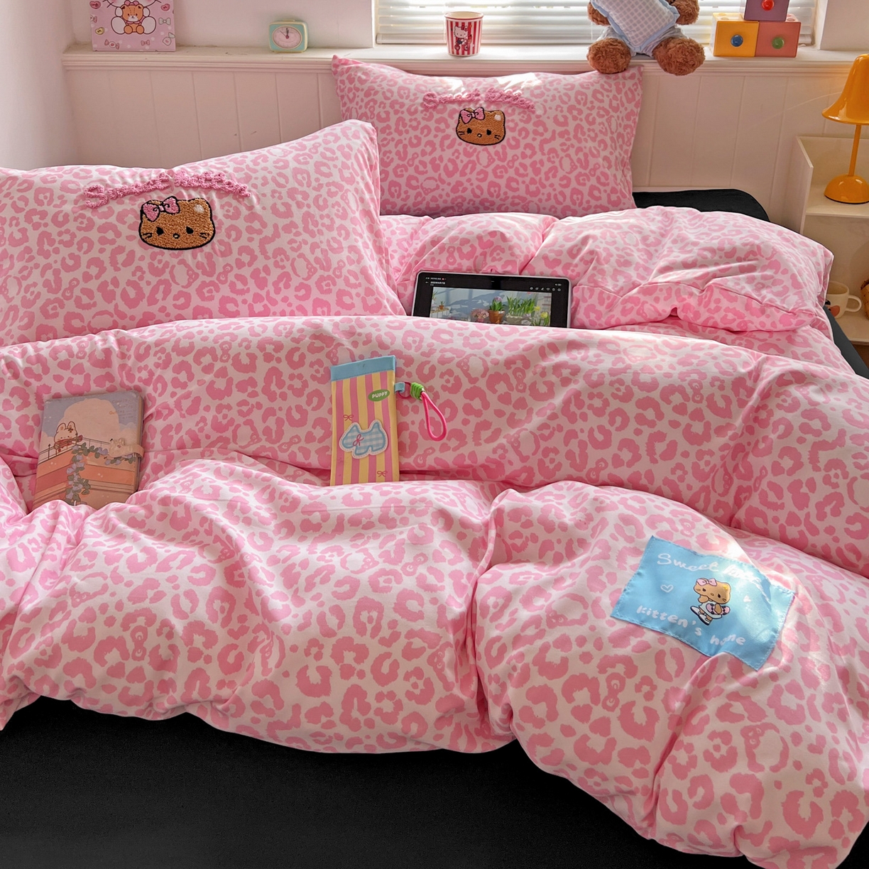 91家纺网 家纺一手货源 找家纺 童颜 2025新款超柔水洗双层纱豹纹贴布绣印花四件套 豹纹猫咪粉+酷黑