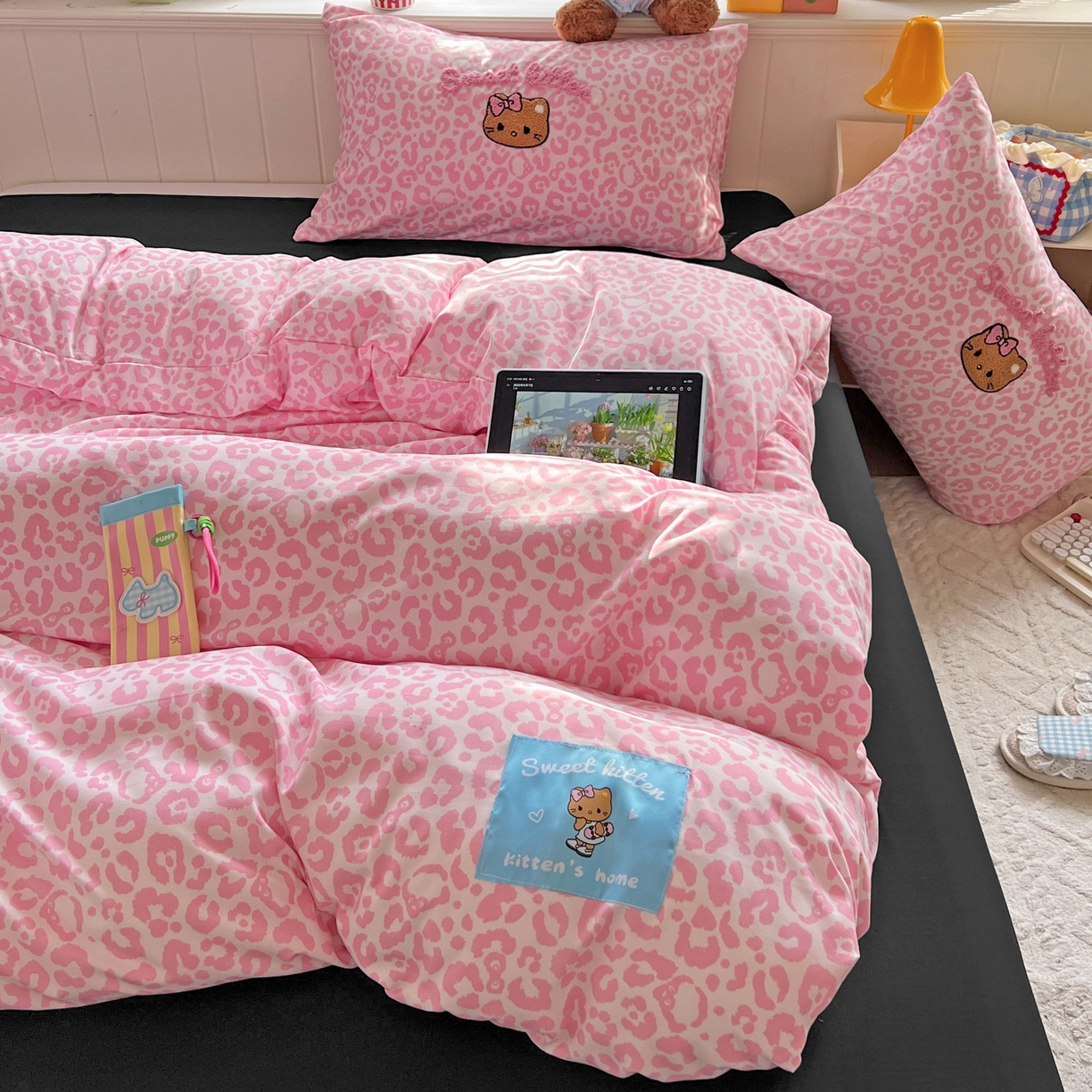 91家纺网 家纺一手货源 找家纺 童颜 2025新款超柔水洗双层纱豹纹贴布绣印花四件套 豹纹猫咪粉+酷黑