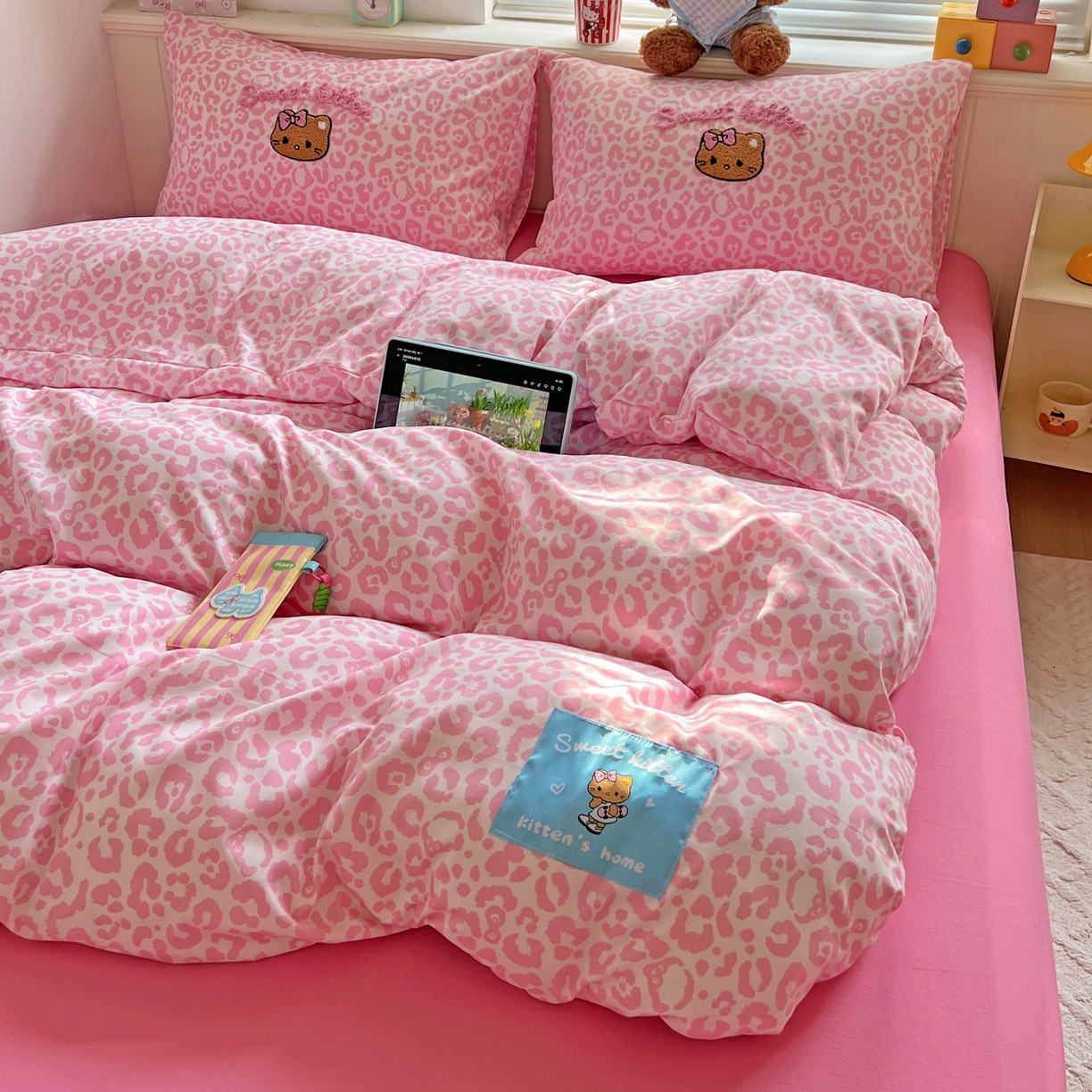 91家纺网 家纺一手货源 找家纺 童颜 2025新款超柔水洗双层纱豹纹贴布绣印花四件套 豹纹猫咪粉+玫红