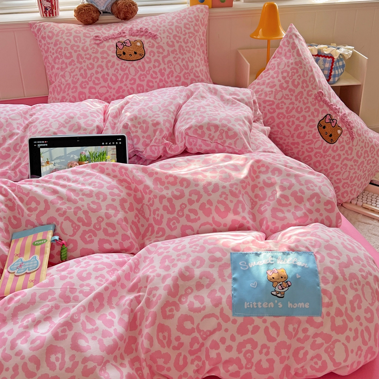 91家纺网 家纺一手货源 找家纺 童颜 2025新款超柔水洗双层纱豹纹贴布绣印花四件套 豹纹猫咪粉+玫红