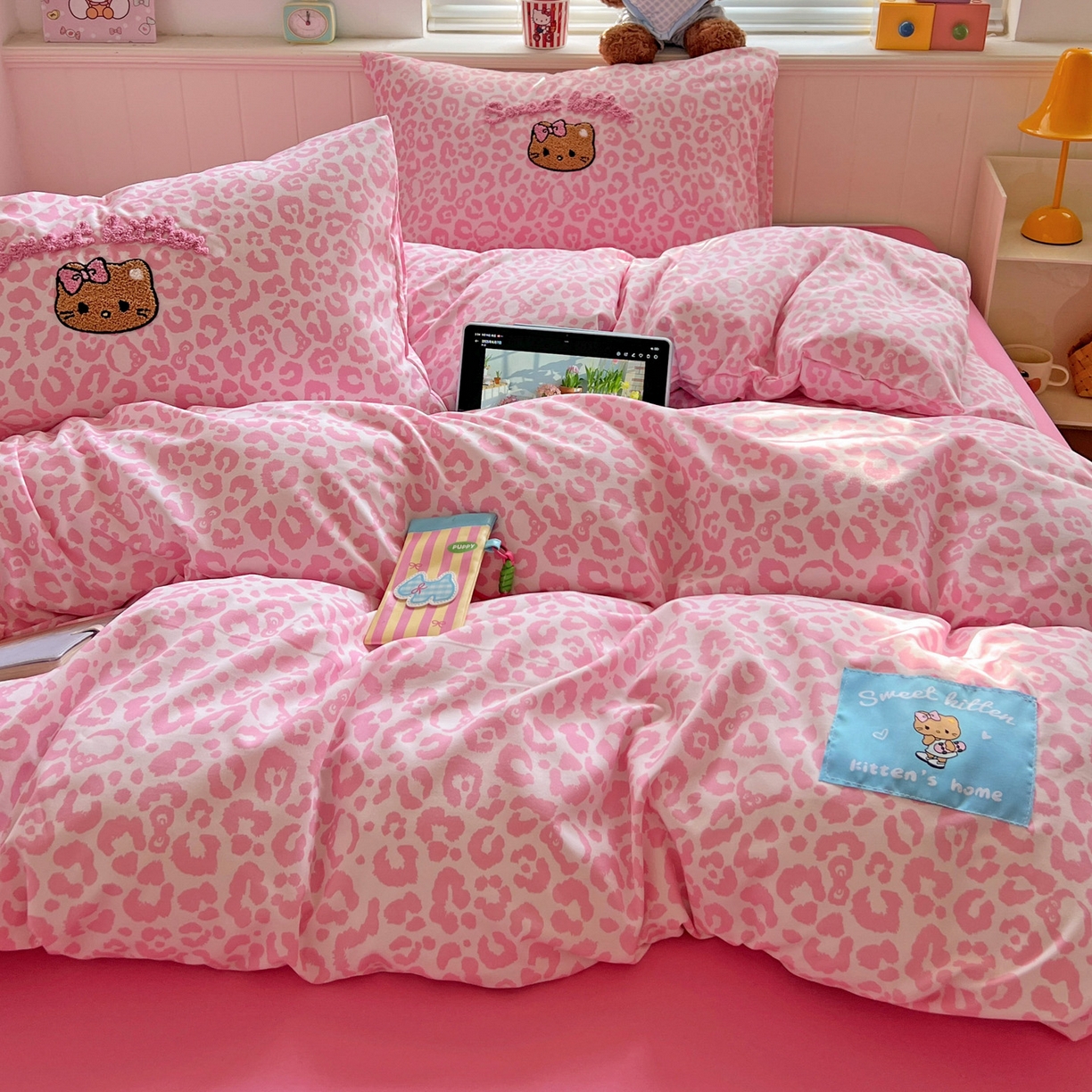 91家纺网 家纺一手货源 找家纺 童颜 2025新款超柔水洗双层纱豹纹贴布绣印花四件套 豹纹猫咪粉+玫红