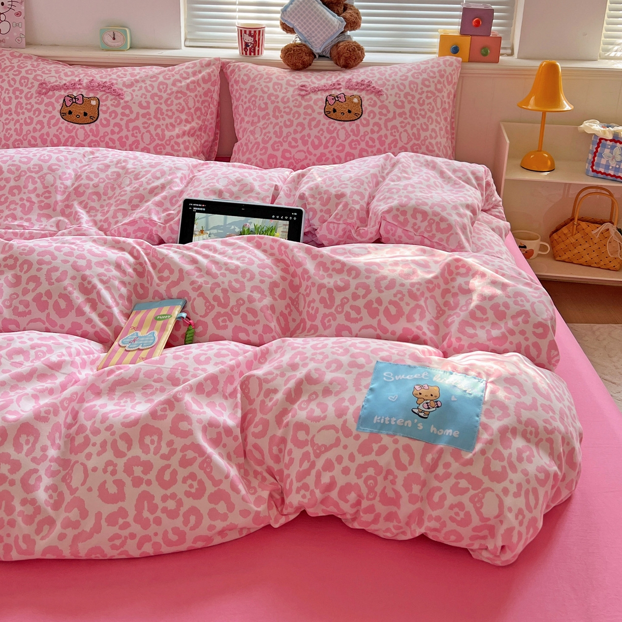 91家纺网 家纺一手货源 找家纺 童颜 2025新款超柔水洗双层纱豹纹贴布绣印花四件套 豹纹猫咪粉+玫红