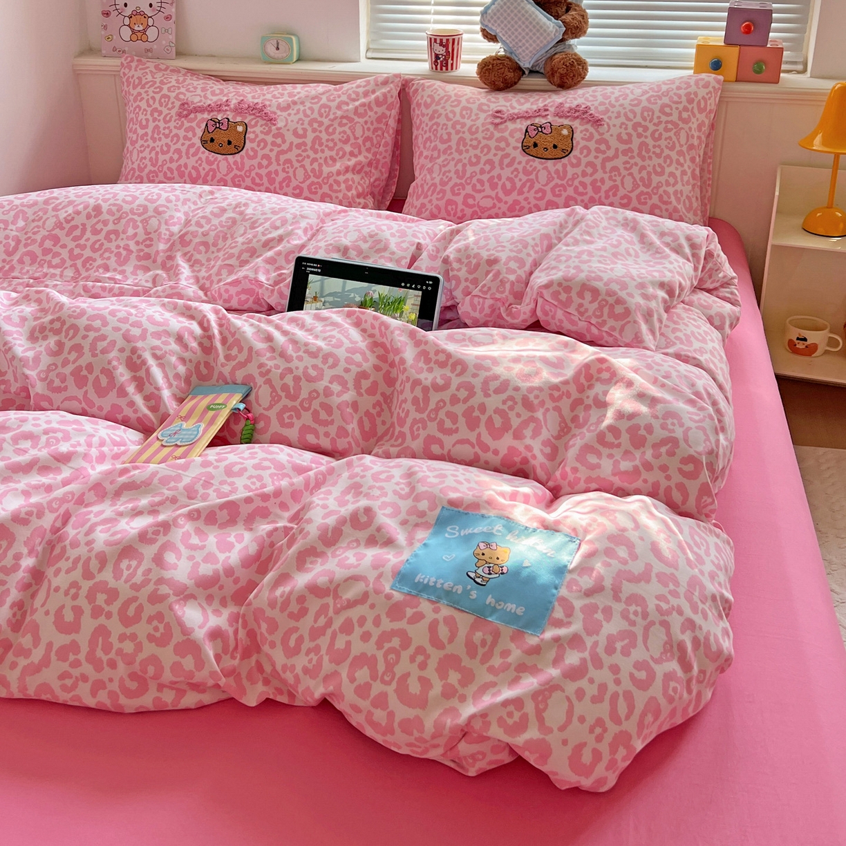 91家纺网 家纺一手货源 找家纺 童颜 2025新款超柔水洗双层纱豹纹贴布绣印花四件套 豹纹猫咪粉+玫红