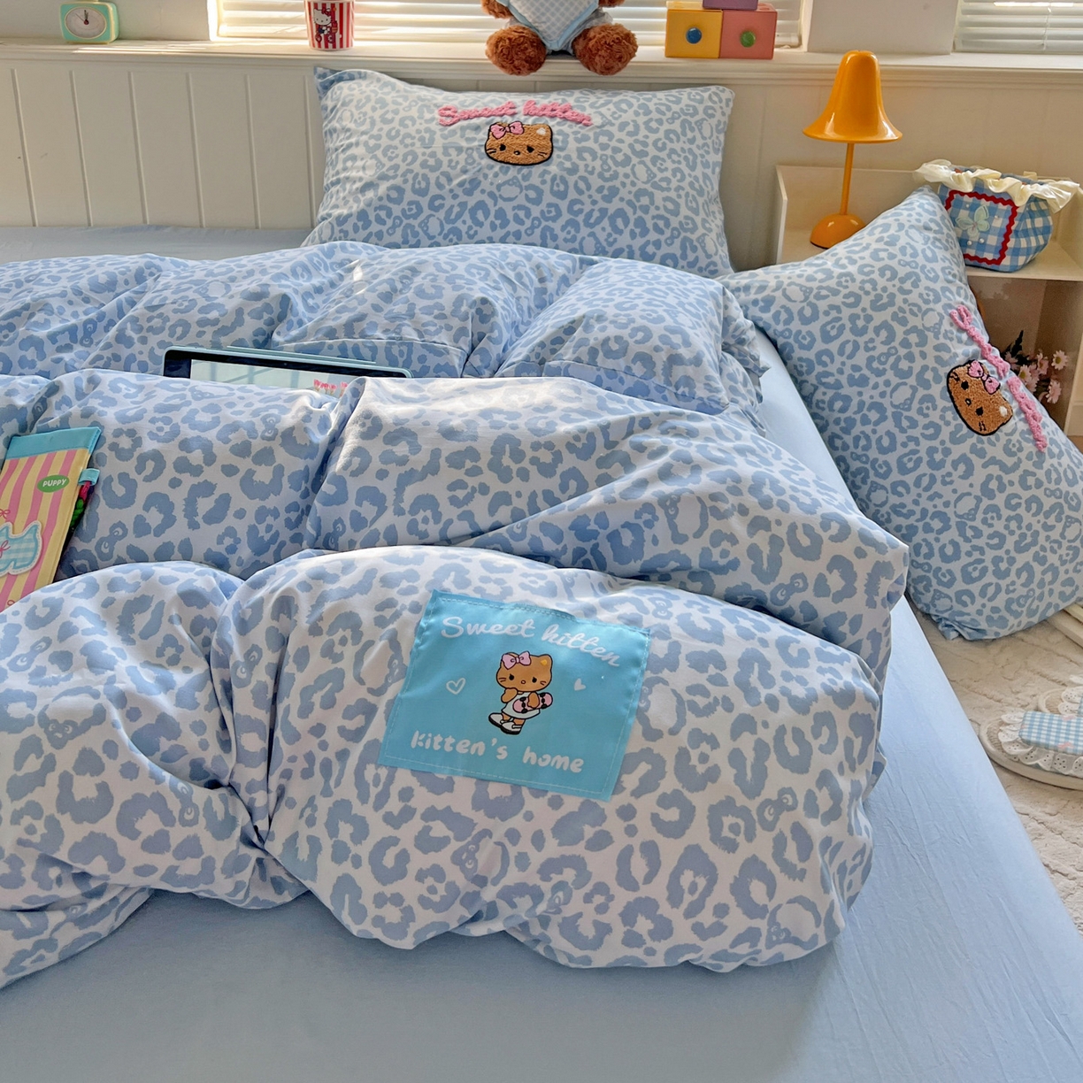 91家纺网 家纺一手货源 找家纺 童颜 2025新款超柔水洗双层纱豹纹贴布绣印花四件套 豹纹猫咪浅蓝