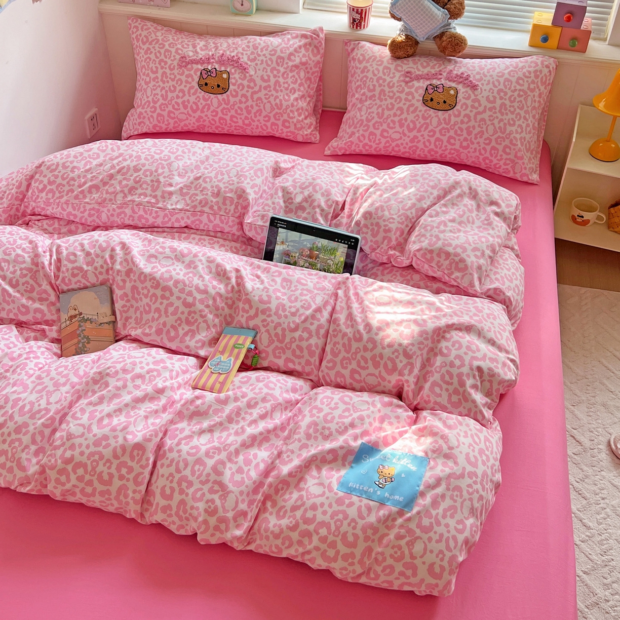 91家纺网 家纺一手货源 找家纺 童颜 2025新款超柔水洗双层纱豹纹贴布绣印花四件套 豹纹猫咪粉+玫红