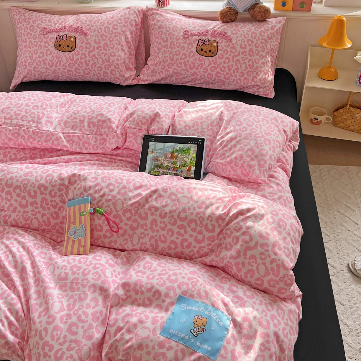 91家纺网 家纺一手货源 找家纺 童颜 2025新款超柔水洗双层纱豹纹贴布绣印花四件套 豹纹猫咪粉+酷黑