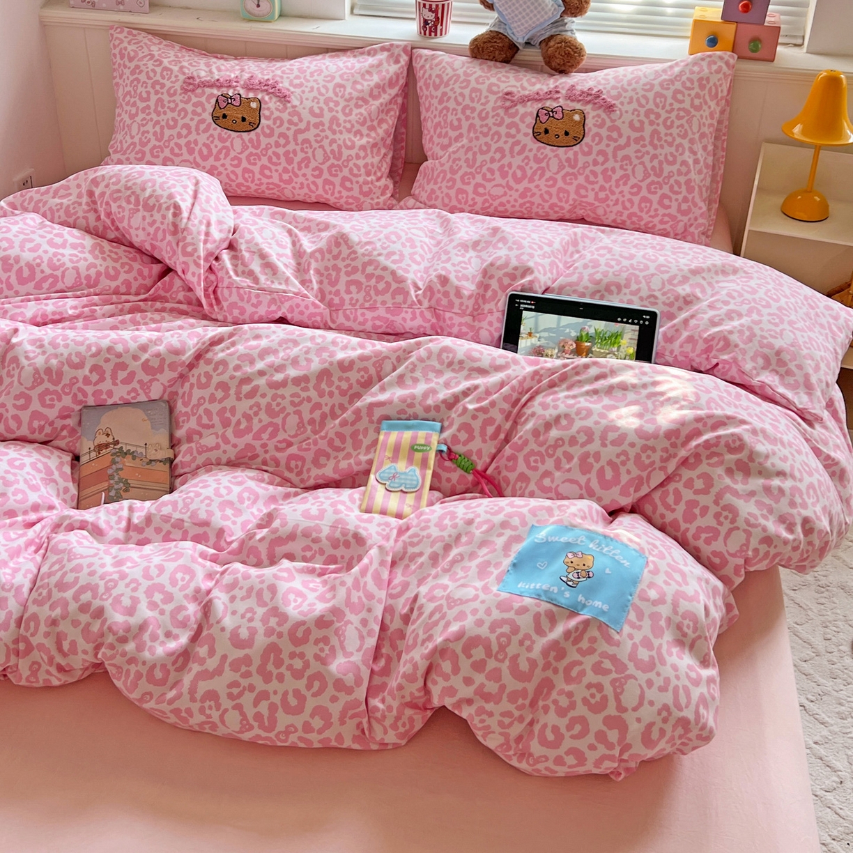 91家纺网 家纺一手货源 找家纺 童颜 2025新款超柔水洗双层纱豹纹贴布绣印花四件套 豹纹猫咪粉