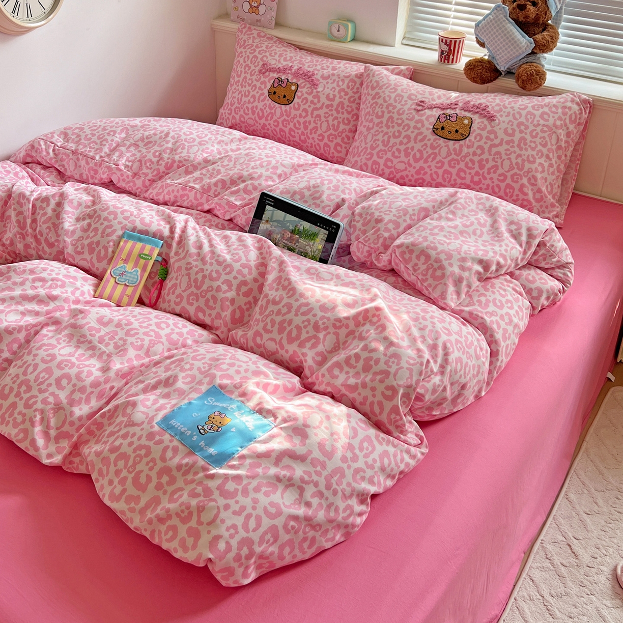 91家纺网 家纺一手货源 找家纺 童颜 2025新款超柔水洗双层纱豹纹贴布绣印花四件套 豹纹猫咪粉+玫红