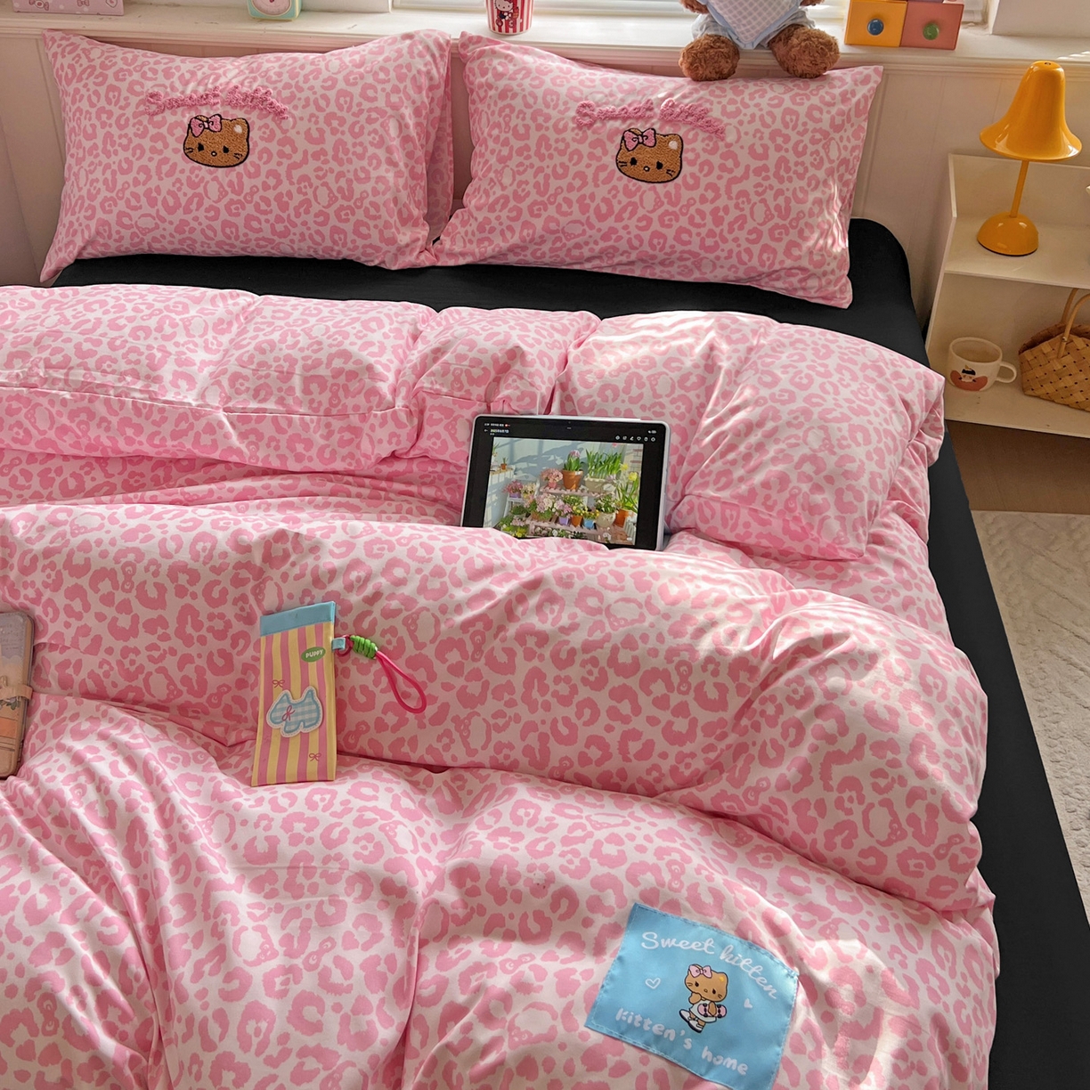 91家纺网 家纺一手货源 找家纺 童颜 2025新款超柔水洗双层纱豹纹贴布绣印花四件套 豹纹猫咪粉+酷黑